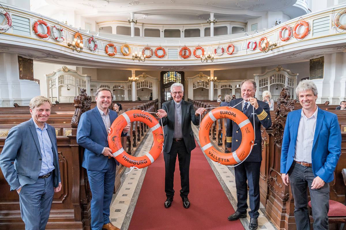 Pressekonferenz mit der Übergabe von zwei weiteren Rettunsgringen, einmal die PANIK-Barkasse ENNSTAL, mit Hubert Neubacher, Inhaber von Barkassen-Meyer. Der zweite Rettungsring, der MS Europa, wird von Kapitän Dag Dvergastein an Hauptpastor Alexander R