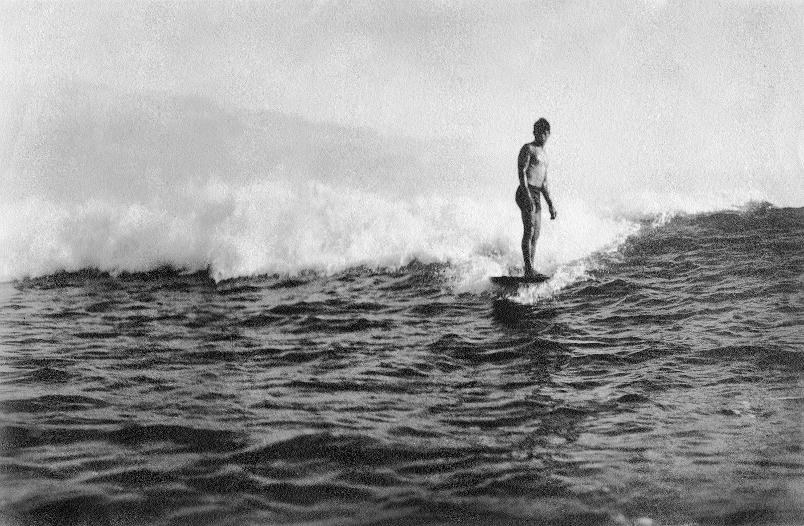 Honolulu, USA. Junger Surfer in den Pazifikwellen vor der Stadt