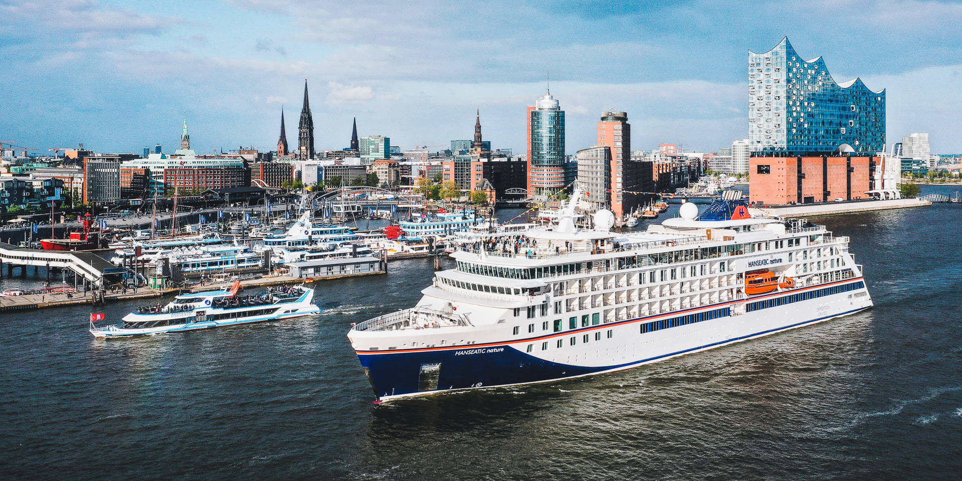 Hamburg. Jungfernfahrt Expeditionskreuzfahrtschiff "Hanseatic nature" von Hapag-Lloyd Cruises