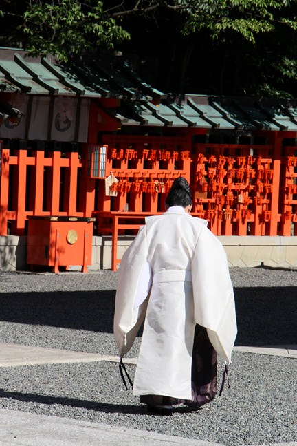 Shinto Priester im Fushimi Inari