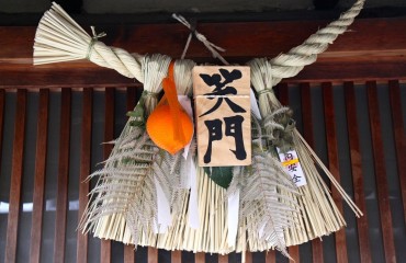 14 Schutz vor einem Haus in Gion