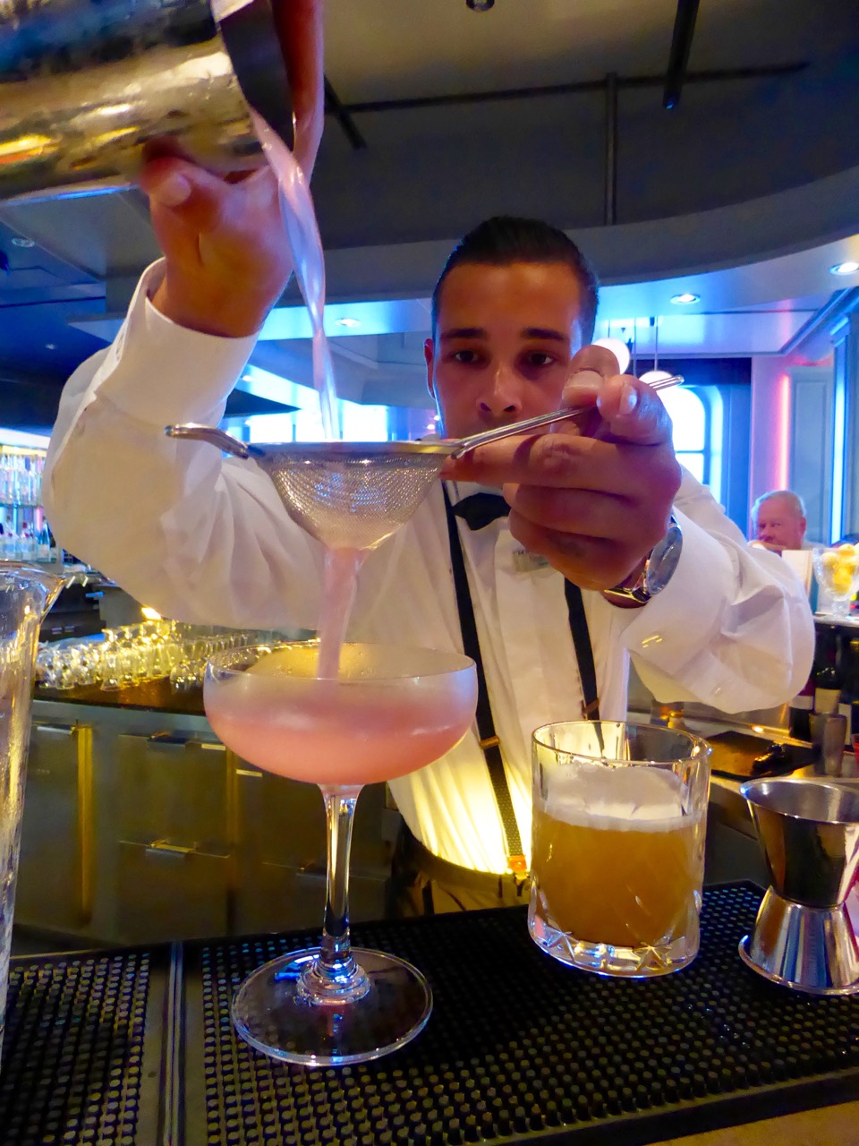 Gatsby's Barkeeper Noah Winter in Aktion