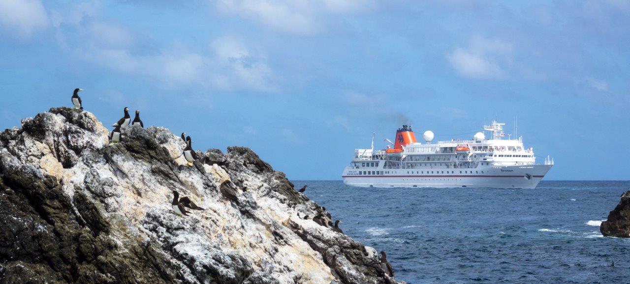 MS Bremen vor Peter und Paul Insel